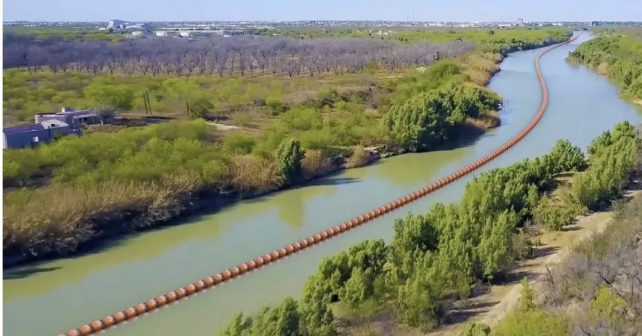 Texas instala boias em rio para impedir passagem de migrantes na fronteira EUA-México