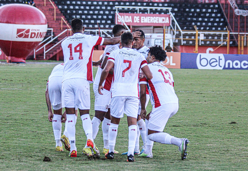 Náutico comemora vitória diante do Pouso Alegre