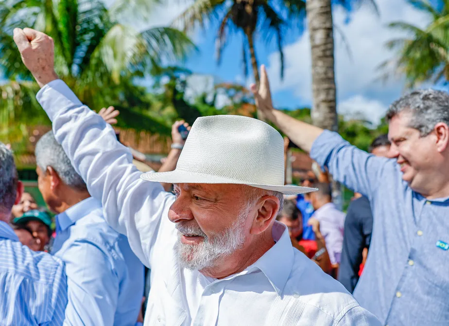 Lula durante cerimônia de início das obras do Trecho 1 da Ferrovia de Integração Oeste-Leste 