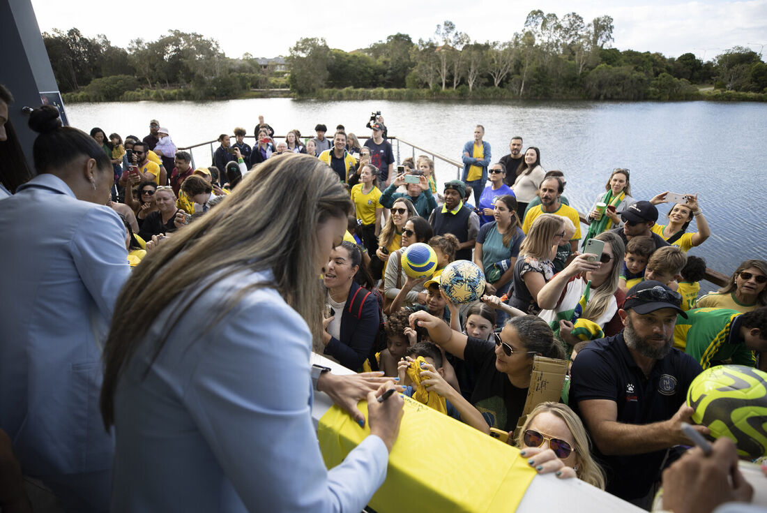 Seleção Brasileira Feminina sendo recepcionada por torcedores em Brisbane