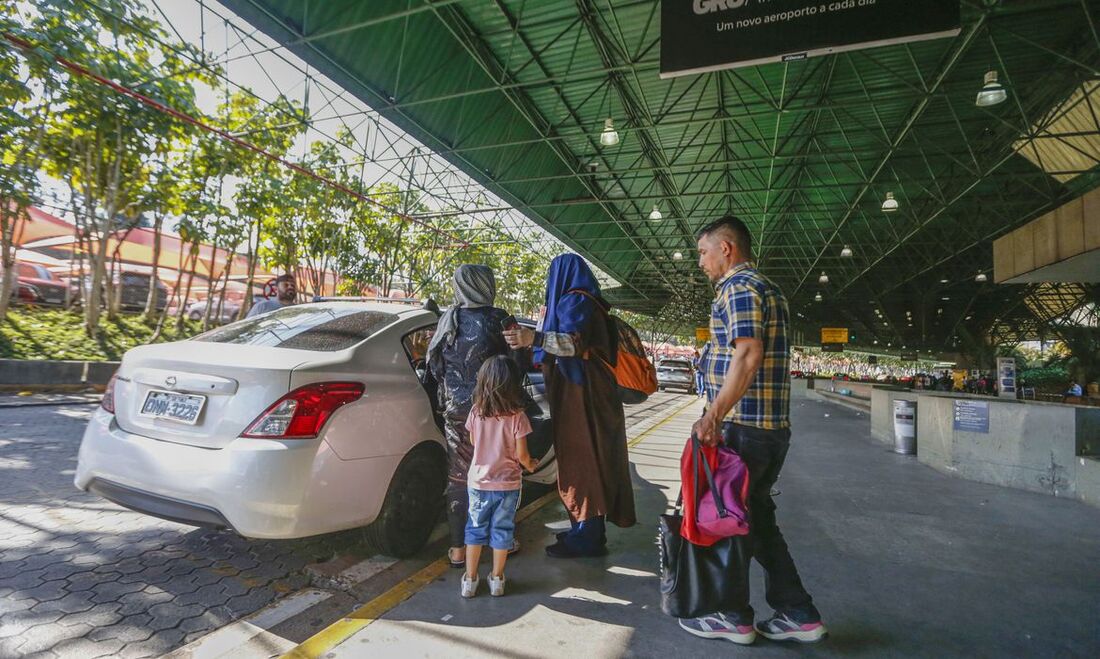 Afegã grávida acampada em aeroporto de São Paulo é levada a hospital por voluntário