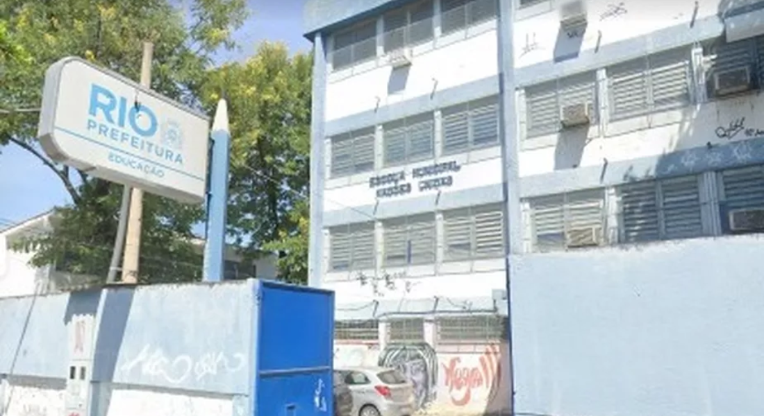 Fachada da Escola Municipal Nações Unidas, em Bangu, onde um aluno foi atingido por bala perdida