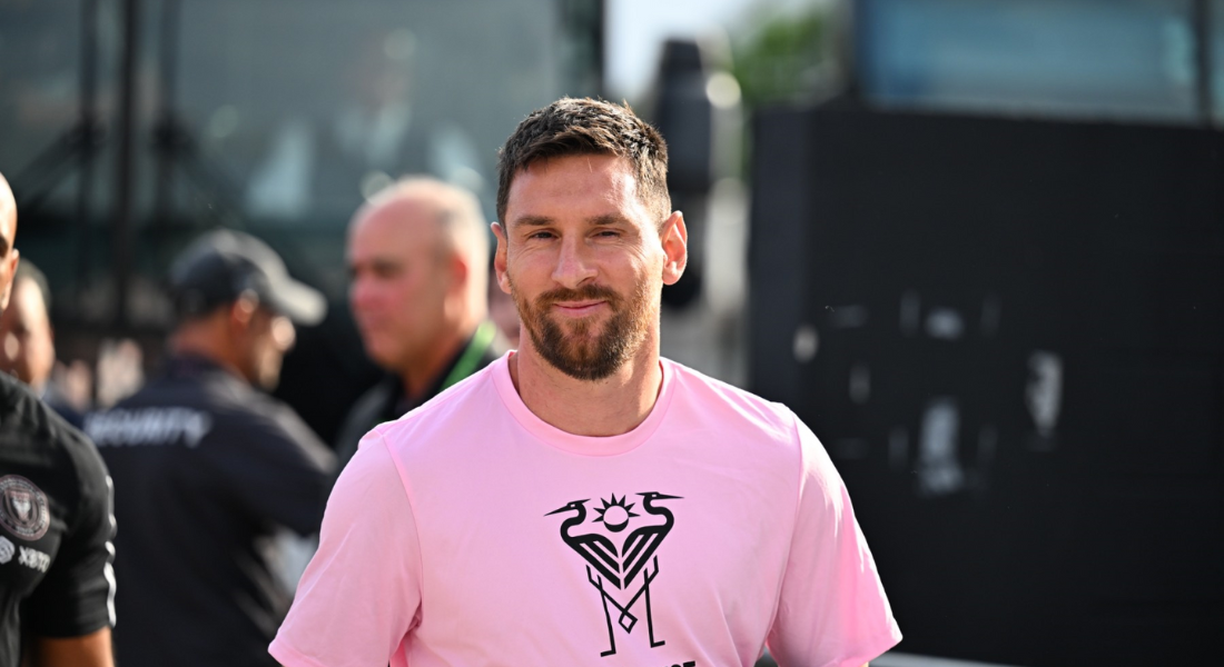 Messi chega para a estreia no time nos Estados Unidos