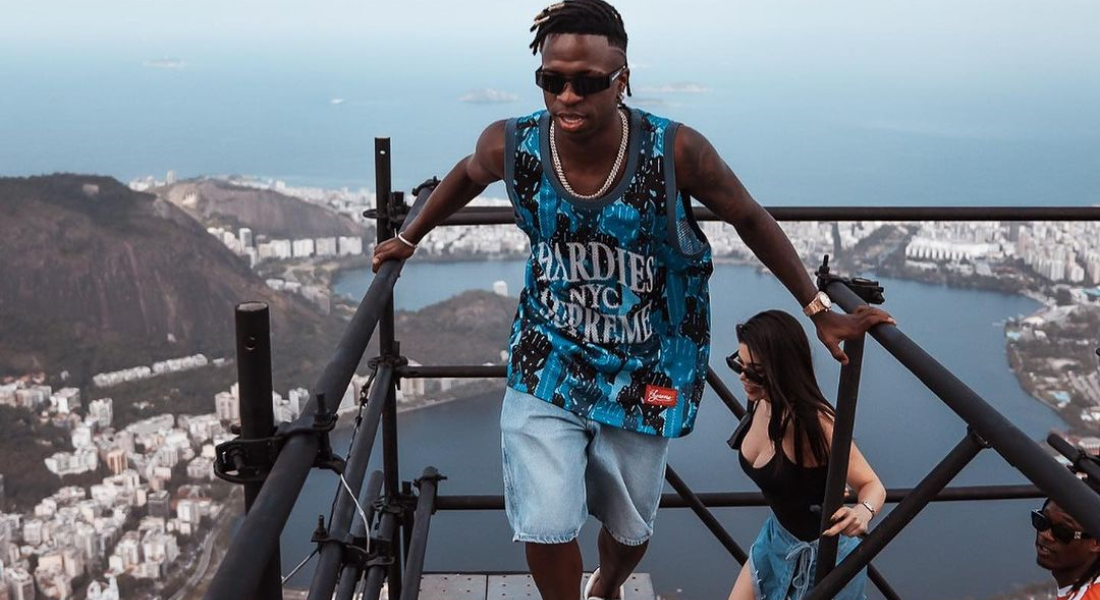 Vini Jr. com Kenia Os em escada no Cristo Redentor