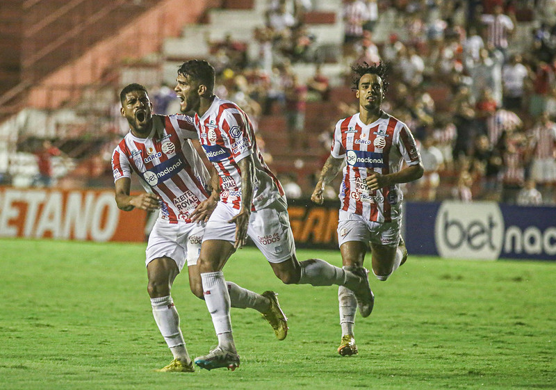 Berguinho comemora gol contra o Altos