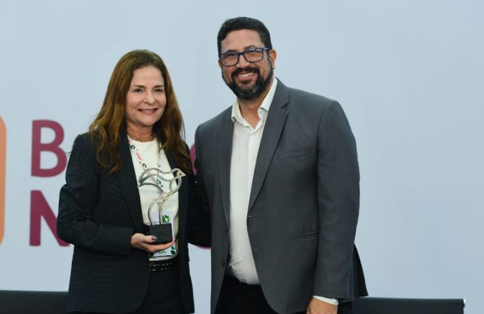 Patrícia recebeu o prêmio das mãos do assessor da Presidência do BNB, Eduardo Machado