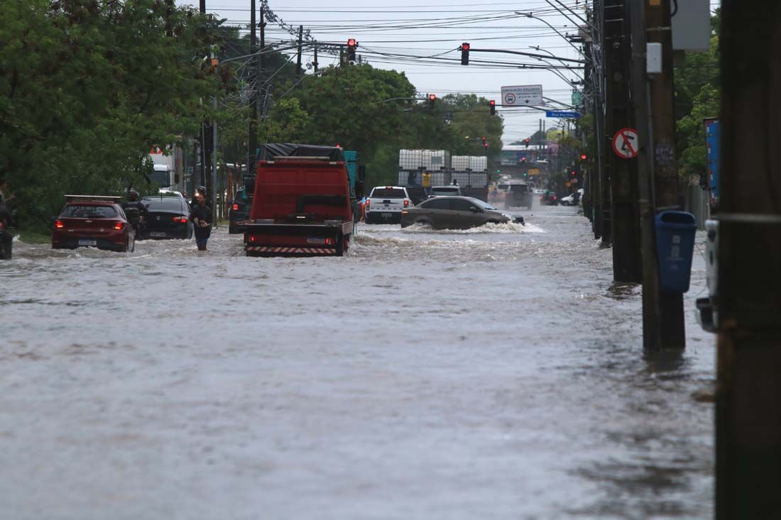 Redução do intervalo entre temporais tem relação direta com as mudanças climáticas, avalia especialista