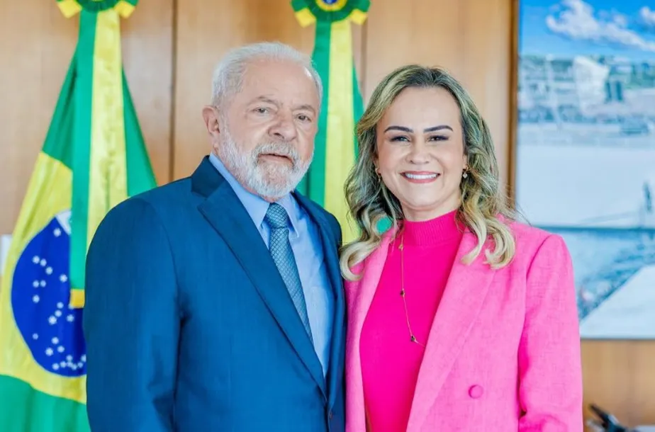 Presidente Lula e a ministra do Turismo Daniela Carneiro em conversa no Palácio do Planalto nesta terça-feira 