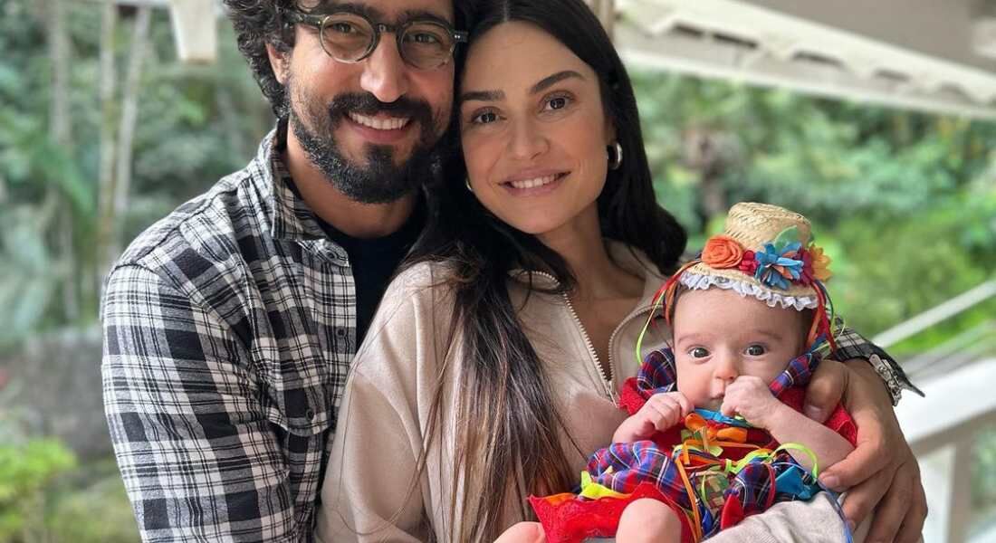Renato Góes e Thaila Ayla, com a filha, Tereza