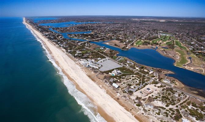 Pelo menos 11 corpos foram encontrados ao longo de um trecho isolado da praia em frente ao mar em Long Island