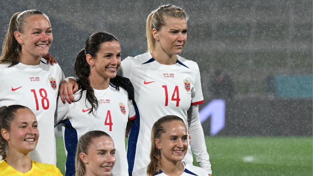 Ada Hegerberg, número 14, perfilou para a foto oficial momentos antes do início da partida contra a Suíça