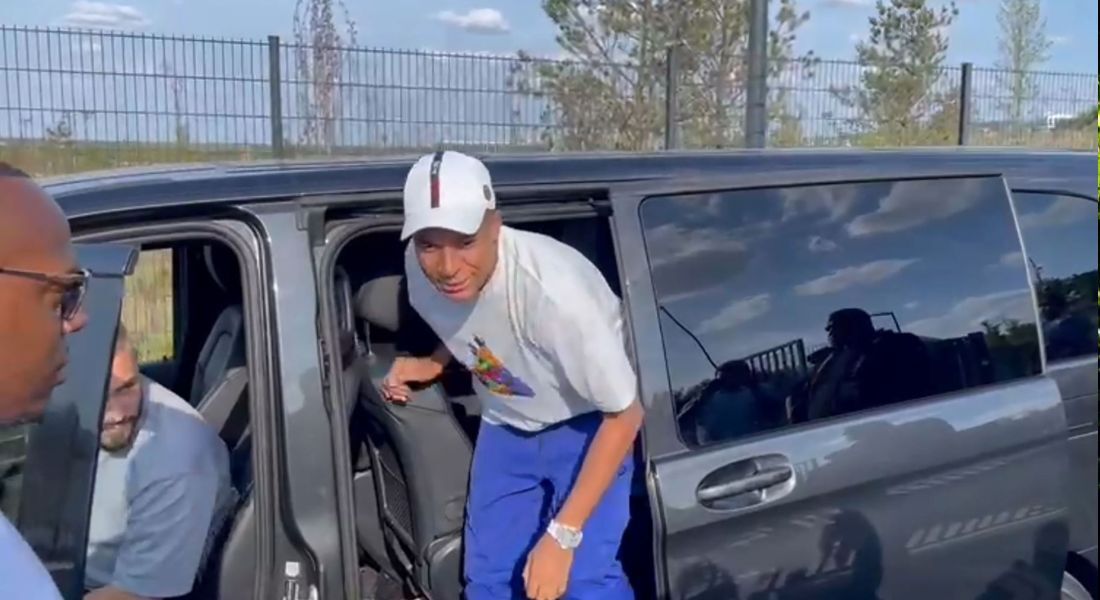 Mbappé desce de carro para distribuir autógrafos entre fãs