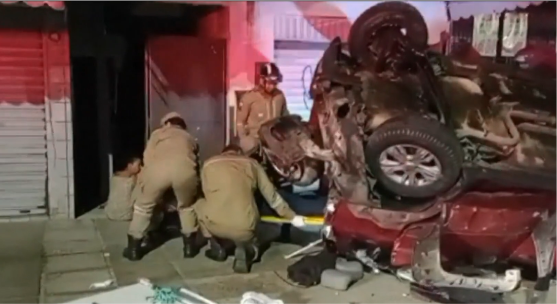 Carro ficou de cabeça para baixo