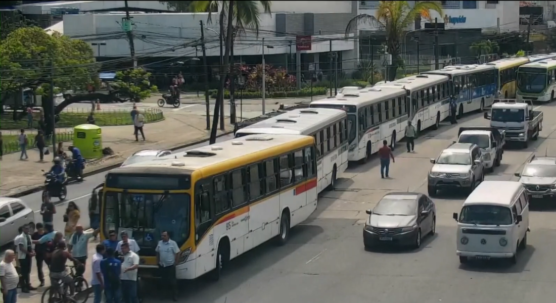 Ônibus foram enfileirados na avenida