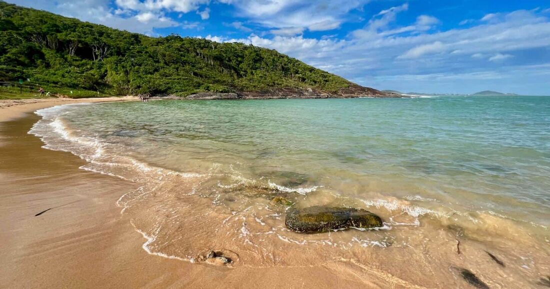 Praia é um dos pontos turísticos do Espírito Santo e fica próxima da capital Vitória