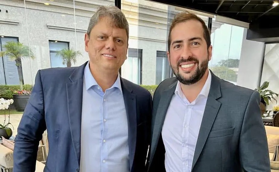 O prefeito de São Vicente, Kayo Amado (à direita), ao lado do governador Tarcísio de Freitas (à esquerda) 