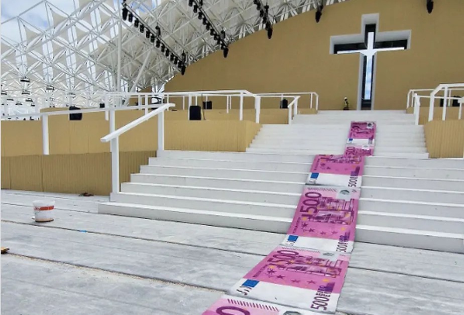 Artista protesta com 'tapete de dinheiro' em altar do papa em Lisboa 