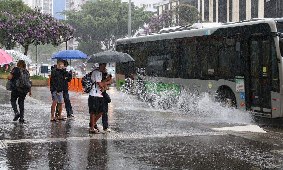 Aumento da instabilidade é consequência do avanço de uma frente fria pelo Oceano Atlântico.
