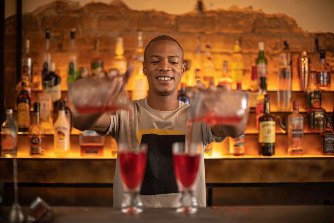 Lucas Santos é o anfitrião do "Guest Bartender" no Voar