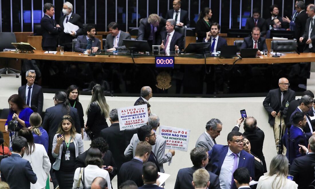 A declaração ocorreu nesta terça-feira, 9, após reunião de líderes partidários da residência oficial do presidente da Câmara