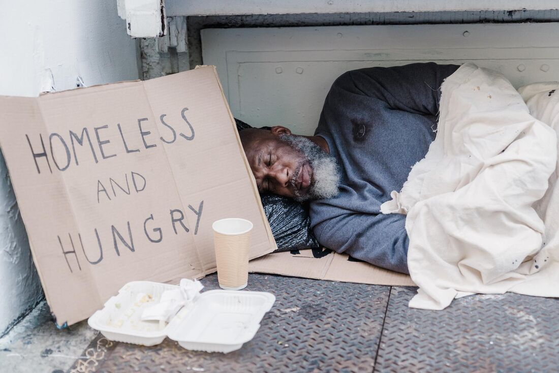 Pessoa em situação de rua (cartaz: sem casa e com fome)