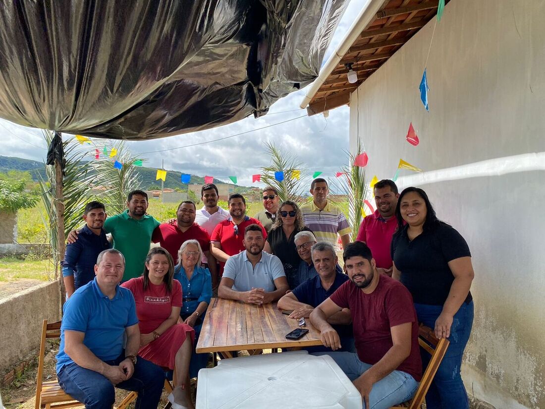 Deputado Abimael Santos (sentado, de branco), em reunião com o PL de Toritama