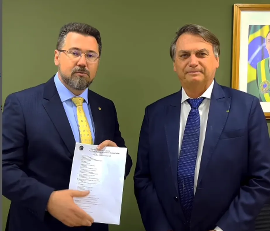 O deputado federal Marcos Pollon (PL-MS), coordenador do Movimento Proarmas, e o ex-presidente Jair Bolsonaro 