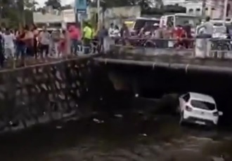 Carro cai em canal de Piedade, Jaboatão dos Guararapes