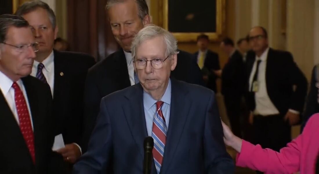 Senador republicano McConnell fica paralisado em pleno pronunciamento