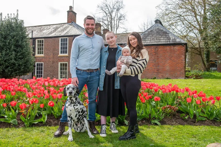 Phoebe Daniel com sua família e seu cachorro de estimação