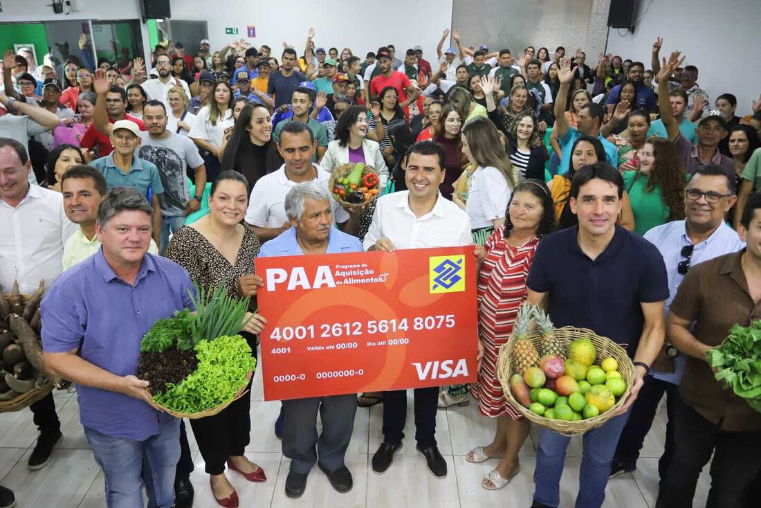 Sileno Guedes (PSB), à esquerda, visita cozinha comunitária em Panelas. Deputado Silvio Costa Filho (de azul, à direita) também marcou presença
