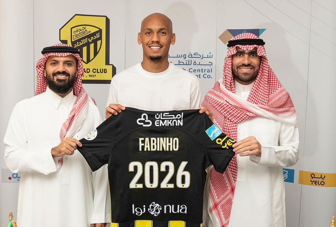 Volante Fabinho assina com o Al-Ittihad