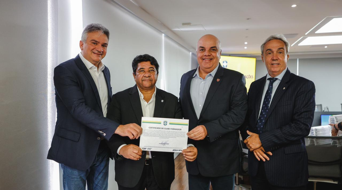 Dirigentes rubro-negros recebendo certificado das mãos do presidente da CBF, Ednaldo Rodrigues