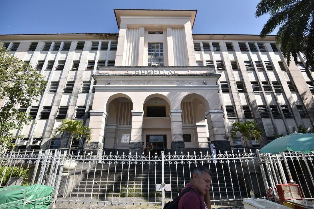 Fachada do Hospital Getúlio Vargas (HGV), no bairro do Cordeiro, Zona Oeste do Recife