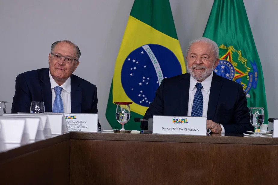 O vice-presidente e ministro da Indústria, Geraldo Alckmin, ao lado do presidente Lula em reunião com entidades do setor automotivo 