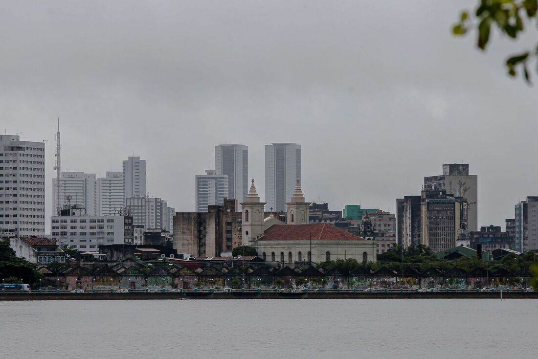 Tempo fechado no Recife