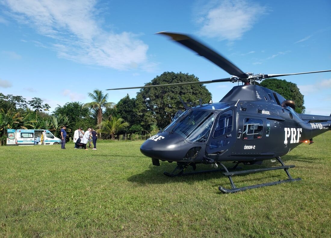 A criança, acompanhada pela mãe, foi transportada na aeronave até o Hospital Regional de Palmares