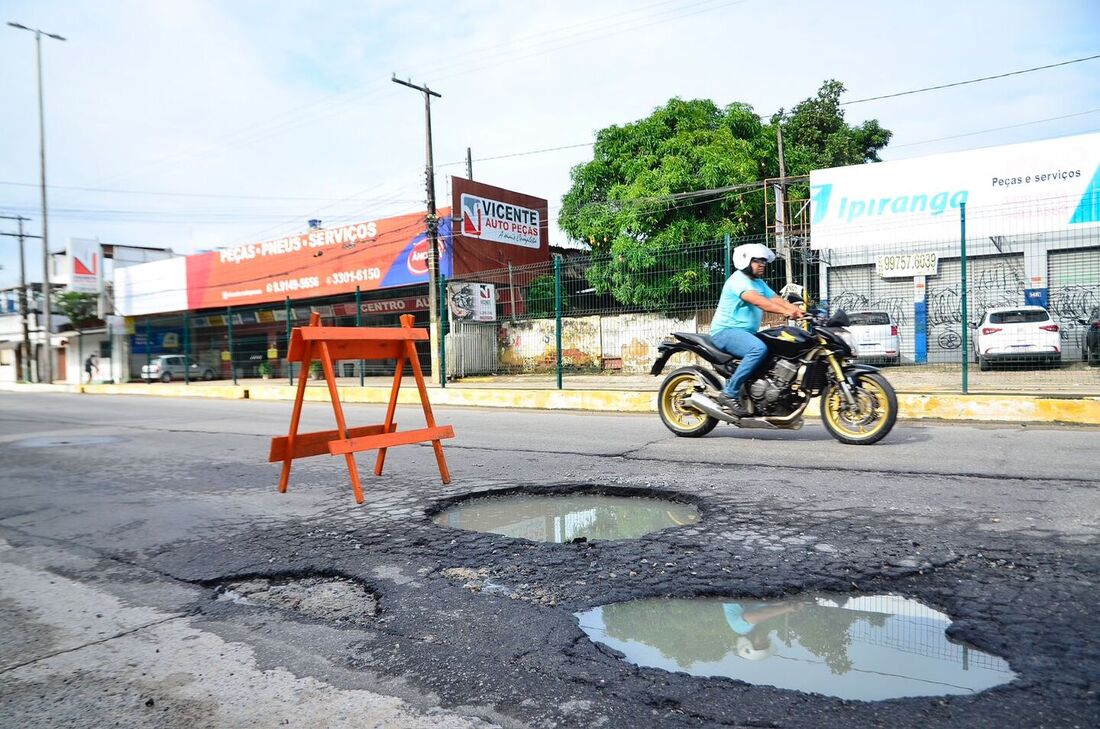 Buraco na Av. Presidente Kennedy, em Olinda, prejudica moradores