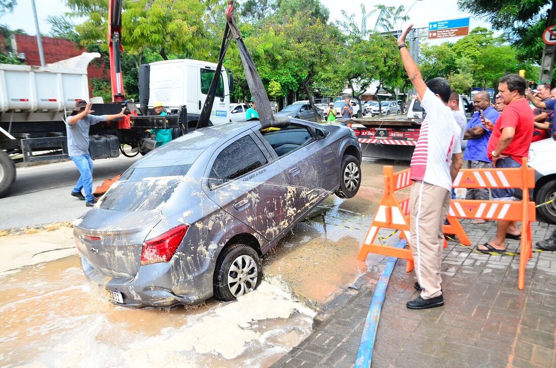 Carro é retirado de buraco na Av. Recife