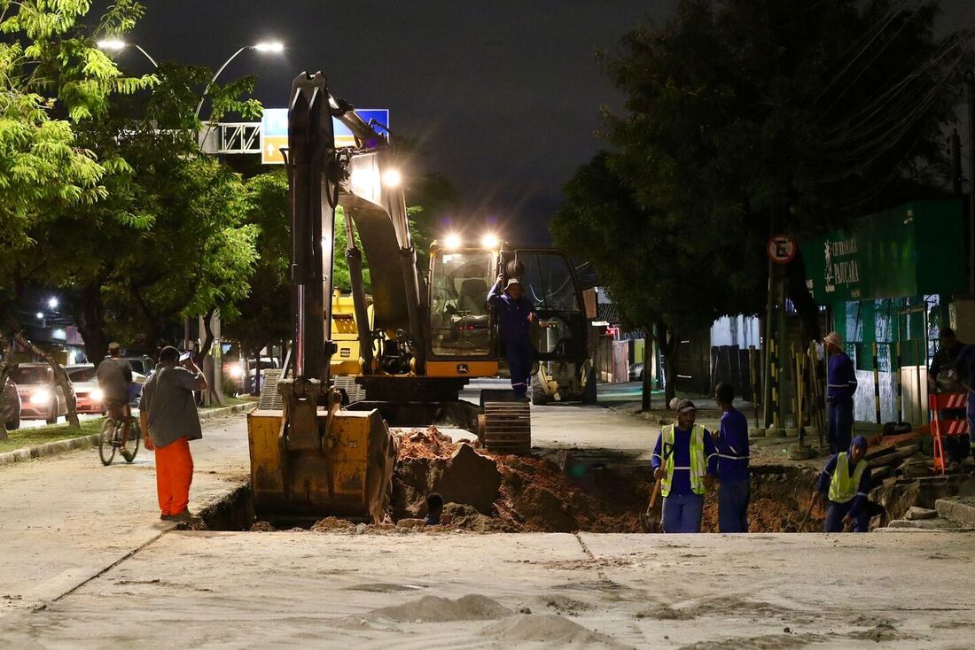 Reparos no buraco da Avenida Recife