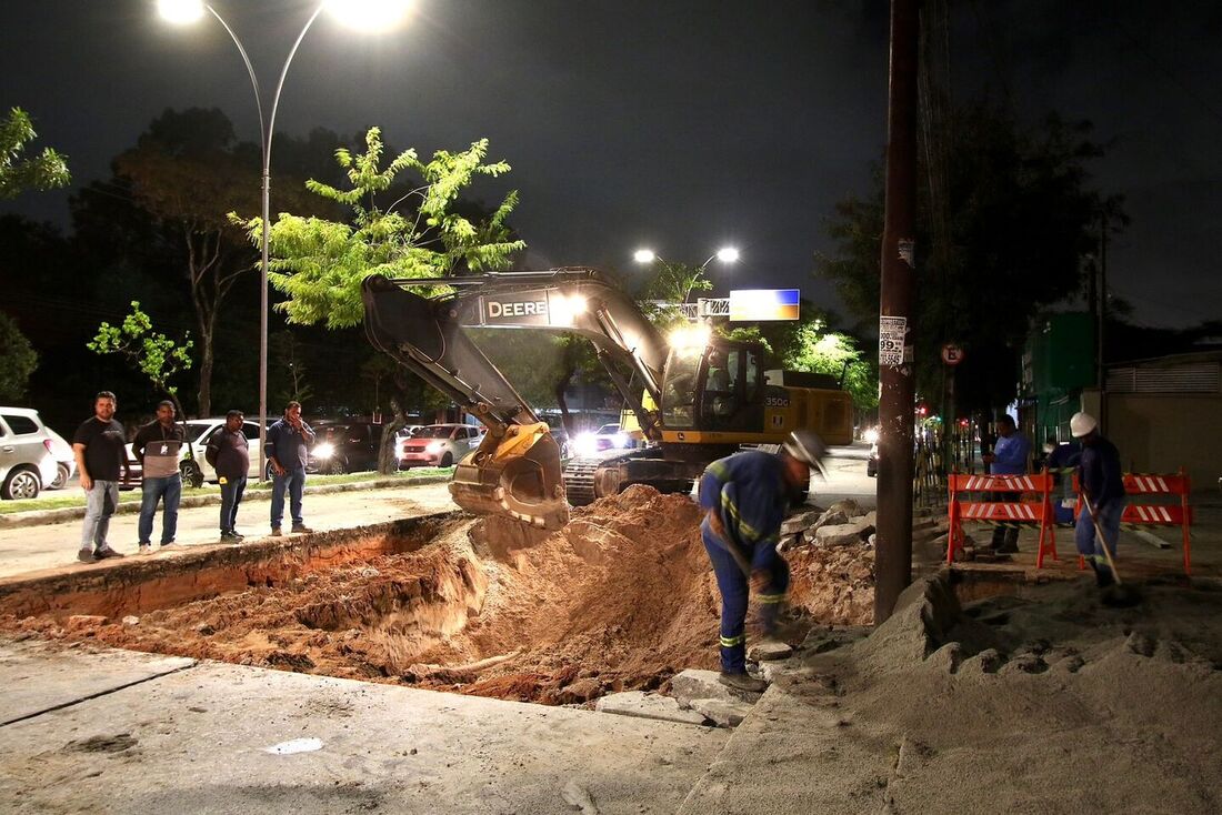 Reparos no buraco da Avenida Recife