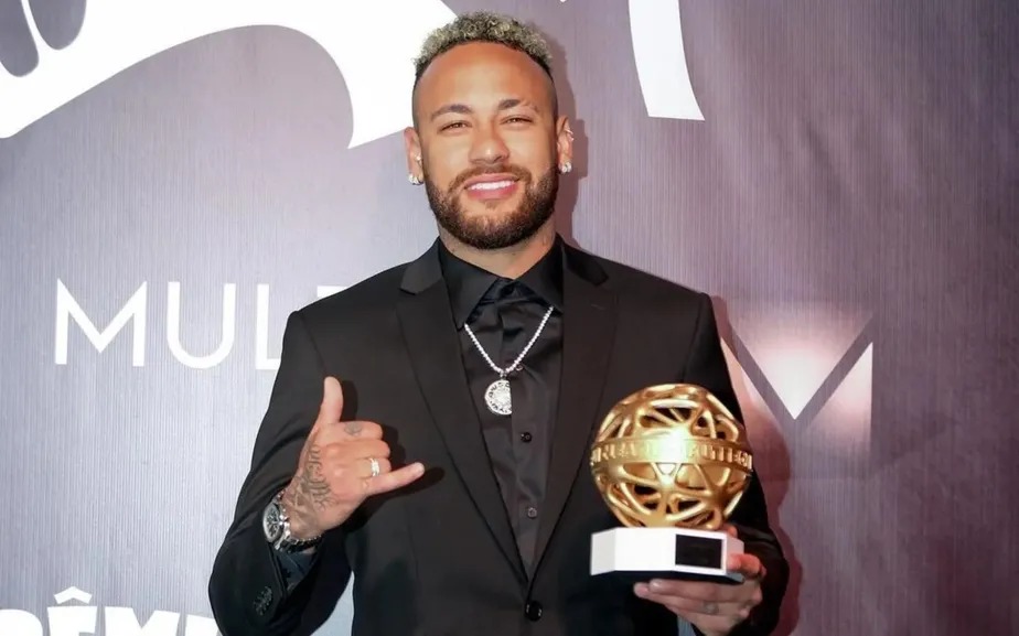 Neymar posa com o prêmio "Fui Clear"