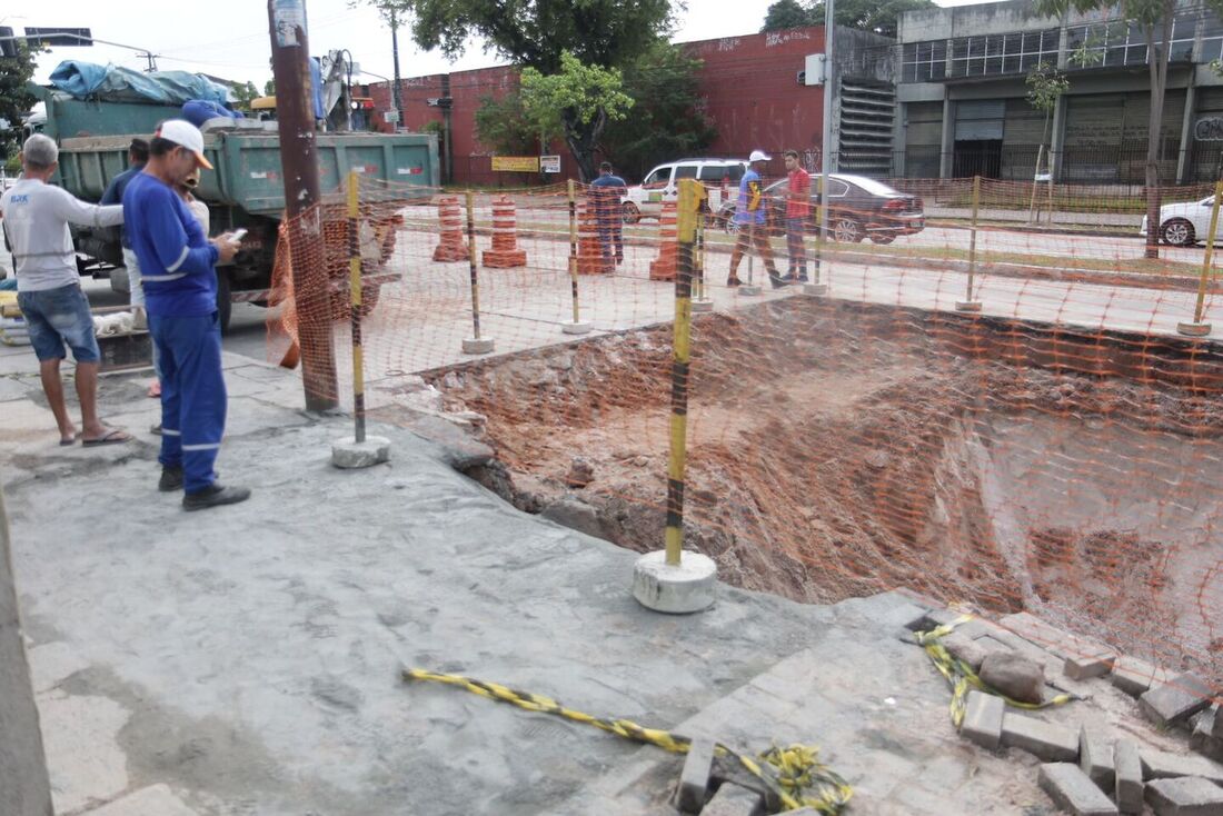 Obras e trânsito na Placa de concreto que cedeu e engoliu carro na Av Recife, na altura da Churrascaria Pajuçara, no Ipsep