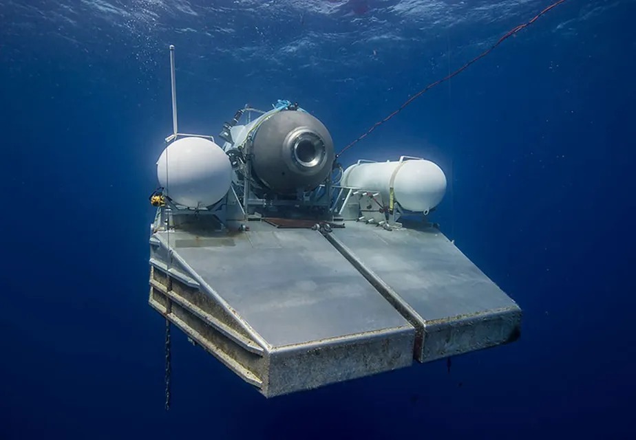 Equipes de resgate fizeram buscas pelo submersível Titan, que sumiu a caminho dos destroços do Titanic com cinco pessoas a bordo 