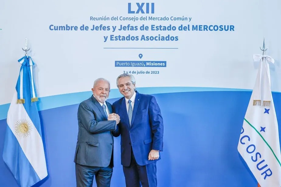 Lula e Fernández se cumprimentam durante cúpula do Mercosul em Puerto Iguazú, Argentina 