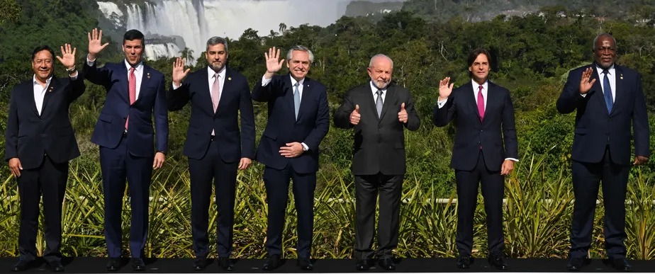 Presidentes dos países-membros do Mercosul e líderes da Bolívia e da Guiana posam para a imprensa 