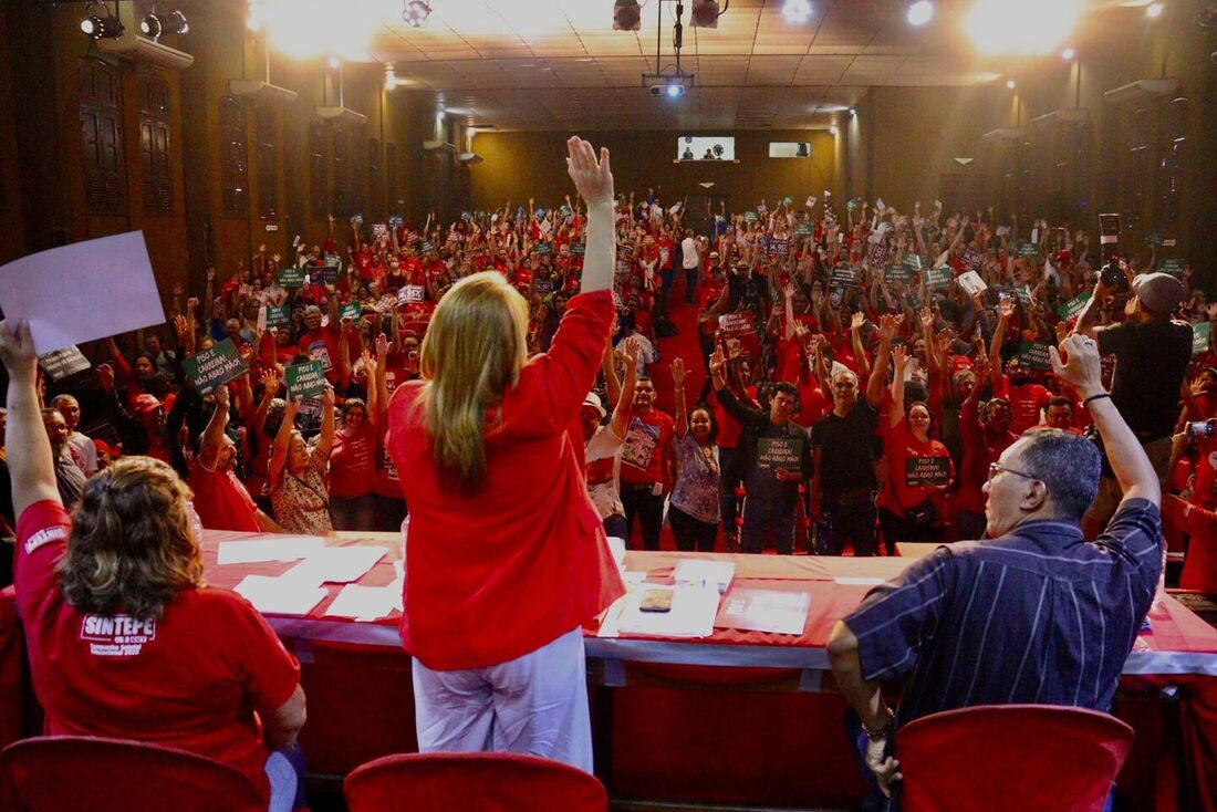 Após votação, profissionais a rede estadual de ensino de Pernamabuco declaram greve