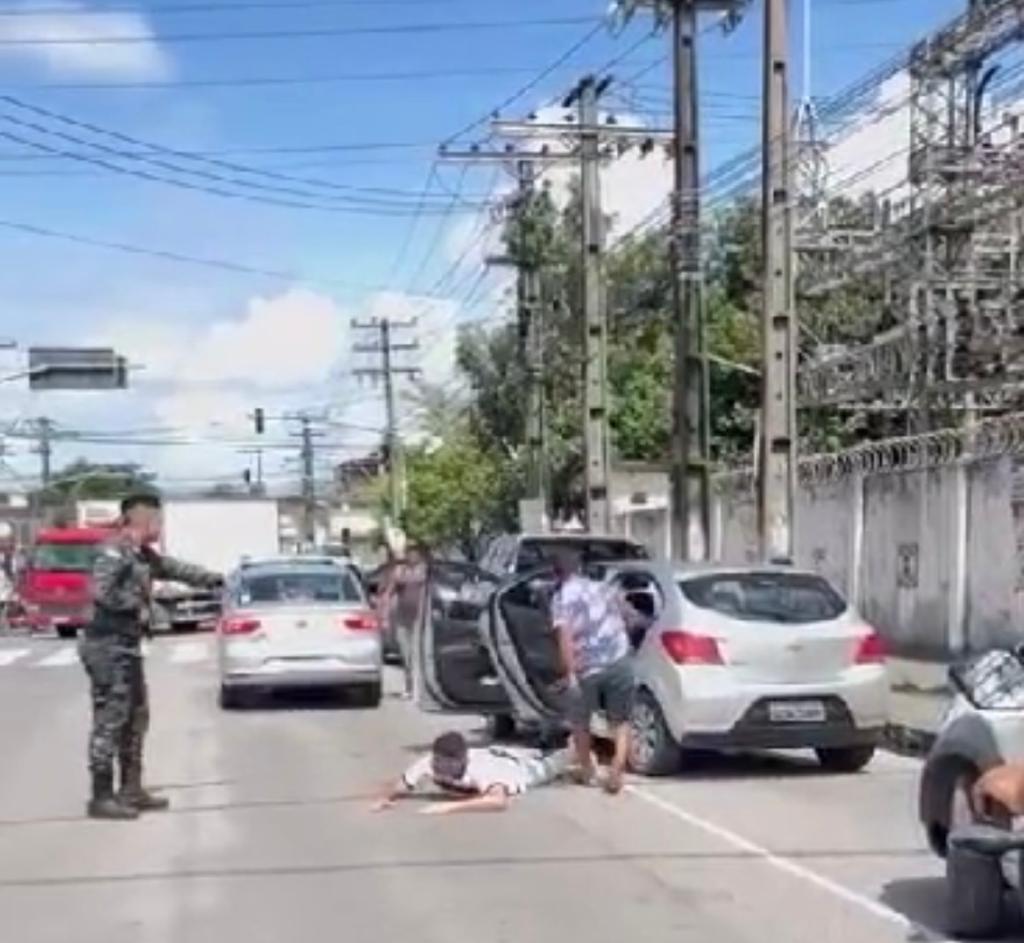 Além do motorista, no veículo escolhido pelo criminoso estavam duas mulheres e um bebê