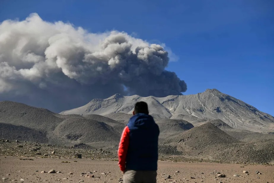 Um homem em frente ao vulcão Ubinas, em Moquegua, no Peru 