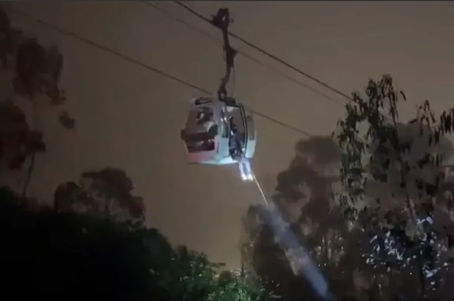 Bombeiros usam cordas para retirar turistas de teleférico no Equador 